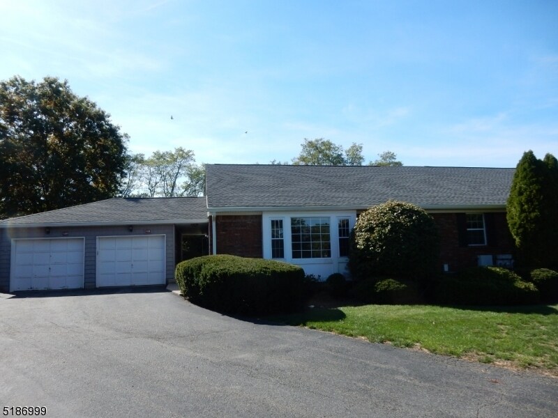 118 Brandywyne Dr, Florham Park, NJ 07932 Room for Rent in Florham