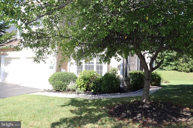 Foto del edificio - 323 Country Club Dr