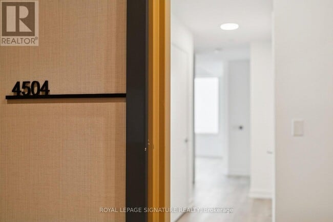 Photo du bâtiment - 395 Square One Dr