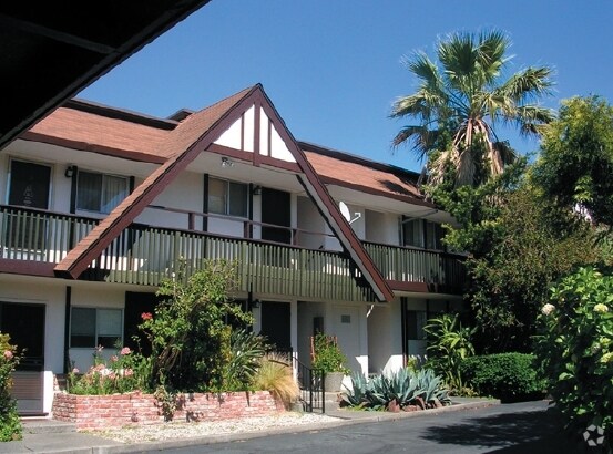 Building Photo - Flores Apartments