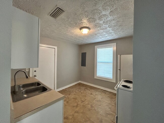 Foto del edificio - Cute 2 Bedroom House Available