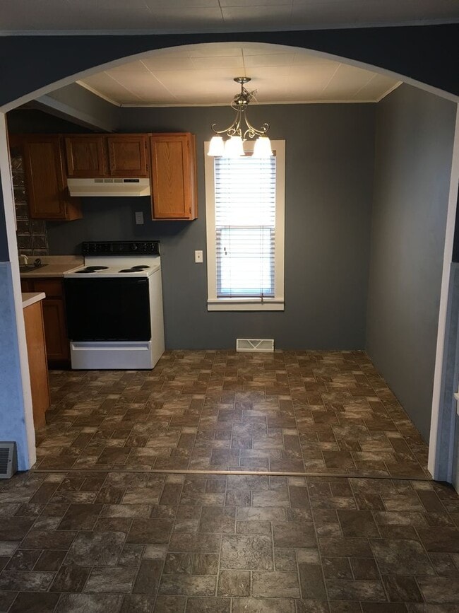 Building Photo - 3 Bed 1 Bath with Double Stall Garage