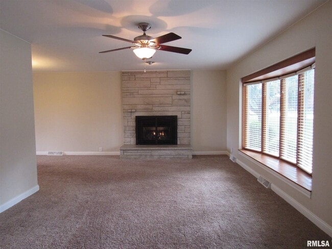 Building Photo - 233 Manor Dr