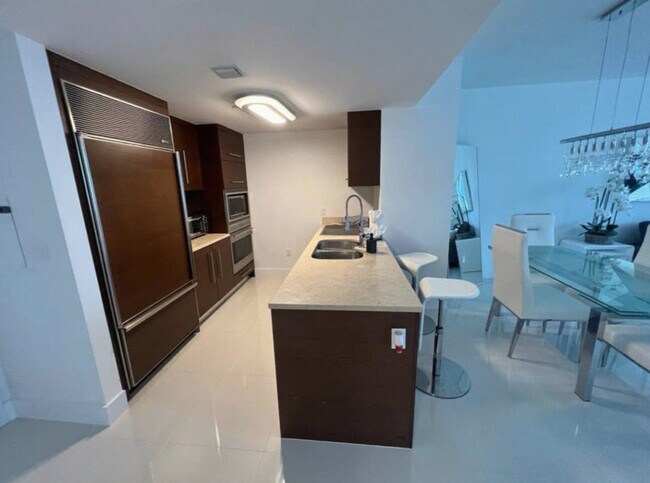 Building Photo - 485 Brickell Ave
