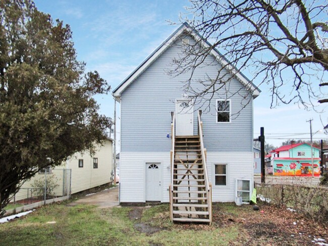 Building Photo - 3 br, 1 bath House - 551 East 12th