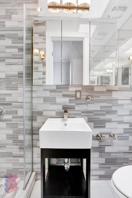 Foto principal - 438 W 52nd St