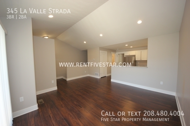 Building Photo - Beautiful Townhome With Primary Bedroom, E...