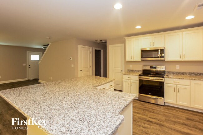 Building Photo - 661 White Oaks Rd