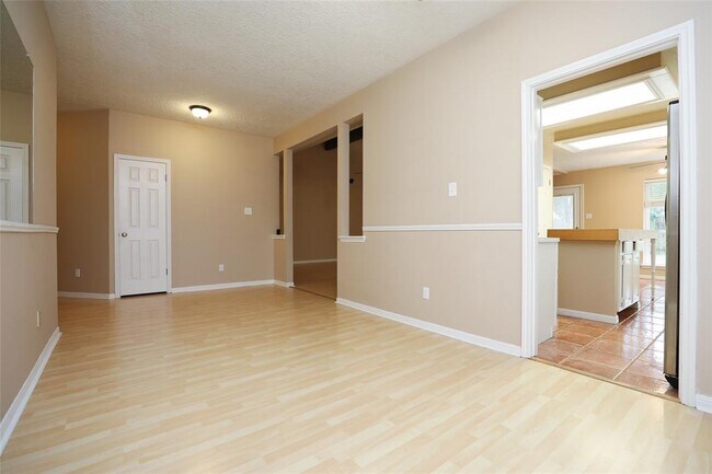 Foto del edificio - 22815 Red River Dr