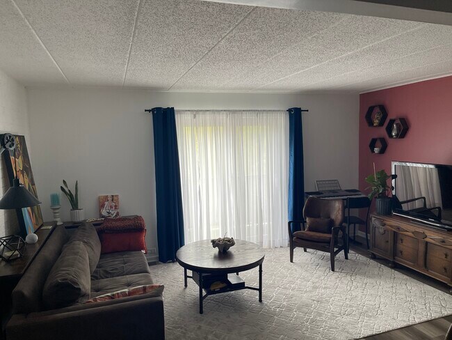 Foto del edificio - 3219 W Parkway Dr