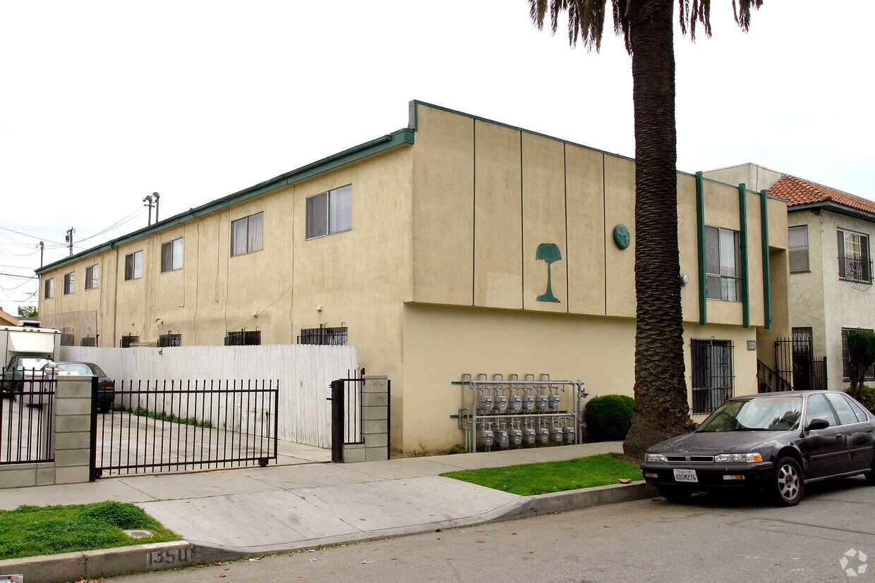 Primary Photo - 1342 Peterson Ave