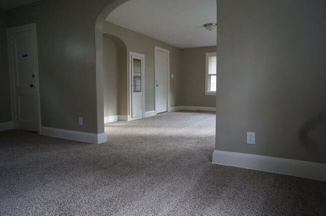 Building Photo - 1127 E 5th St