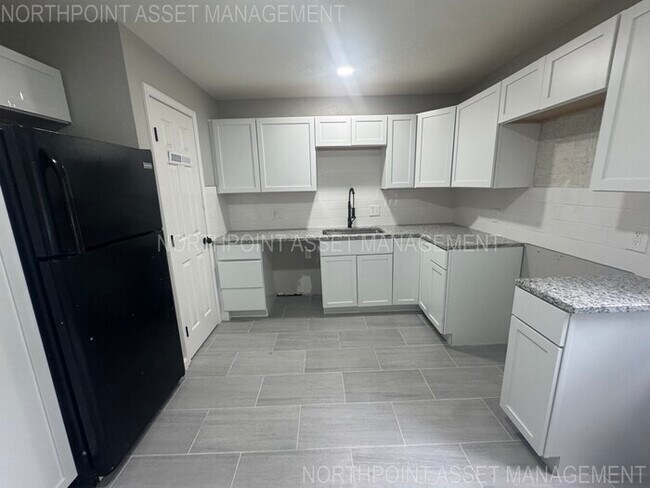 Foto del edificio - Spacious & Bright 3-Bed, 2-Bath Home in Fa...