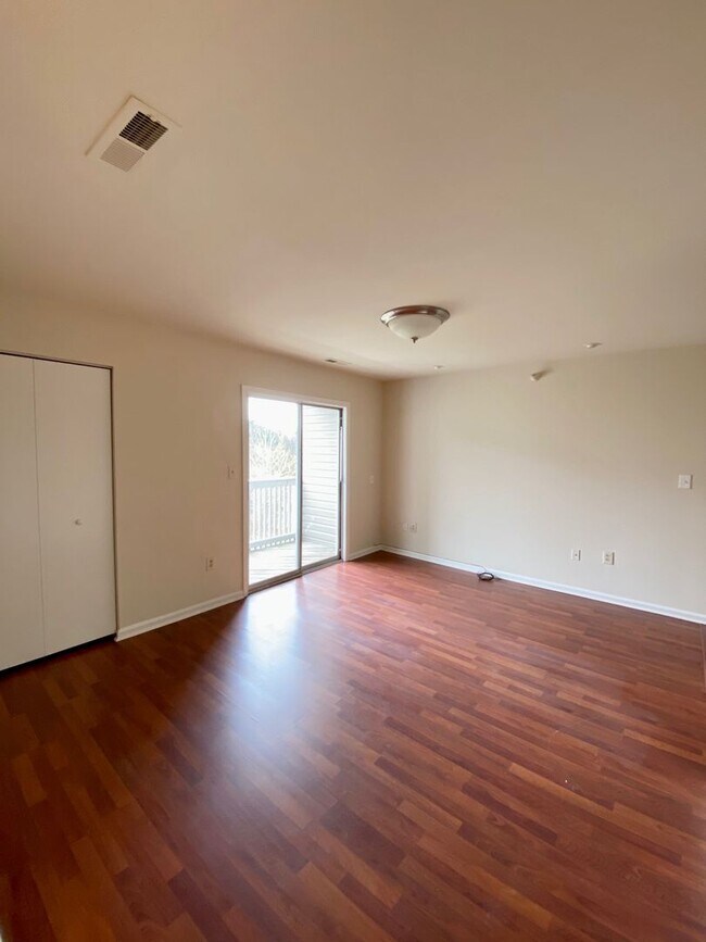 Foto del edificio - One Bedroom Condo in North Stafford