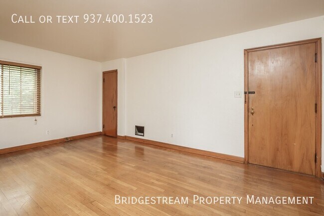 Building Photo - Upper-Level 1 Bedroom, 1 Bath Unit with De...