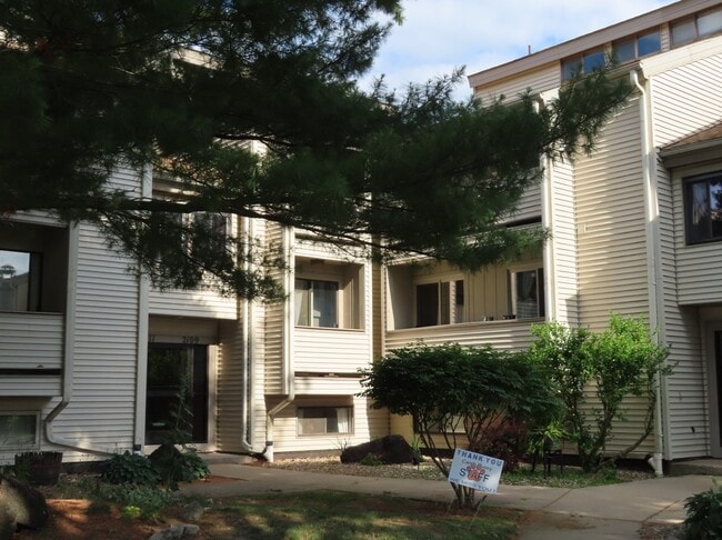 Building Photo - 2109 Melrose Dr