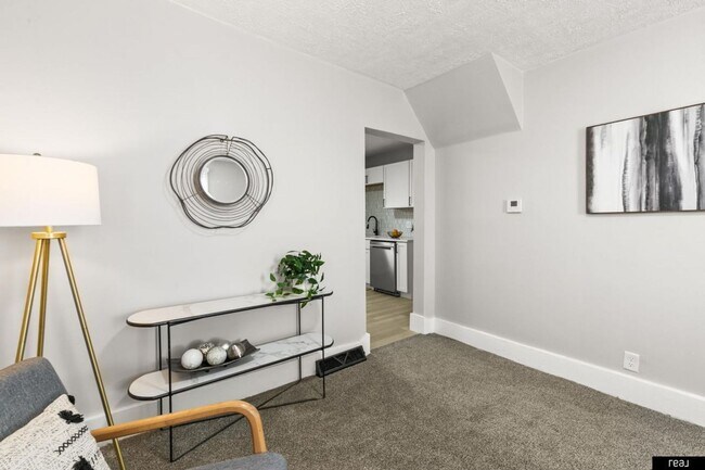 Foto del edificio - Charming 3-Bedroom Home with Spacious Layout