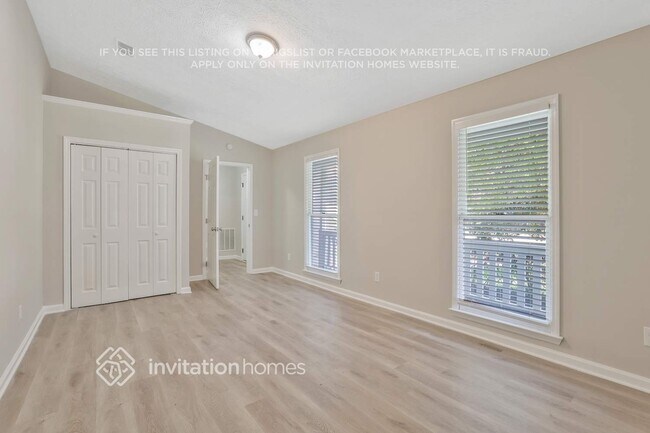 Building Photo - 690 Greenhedge Dr
