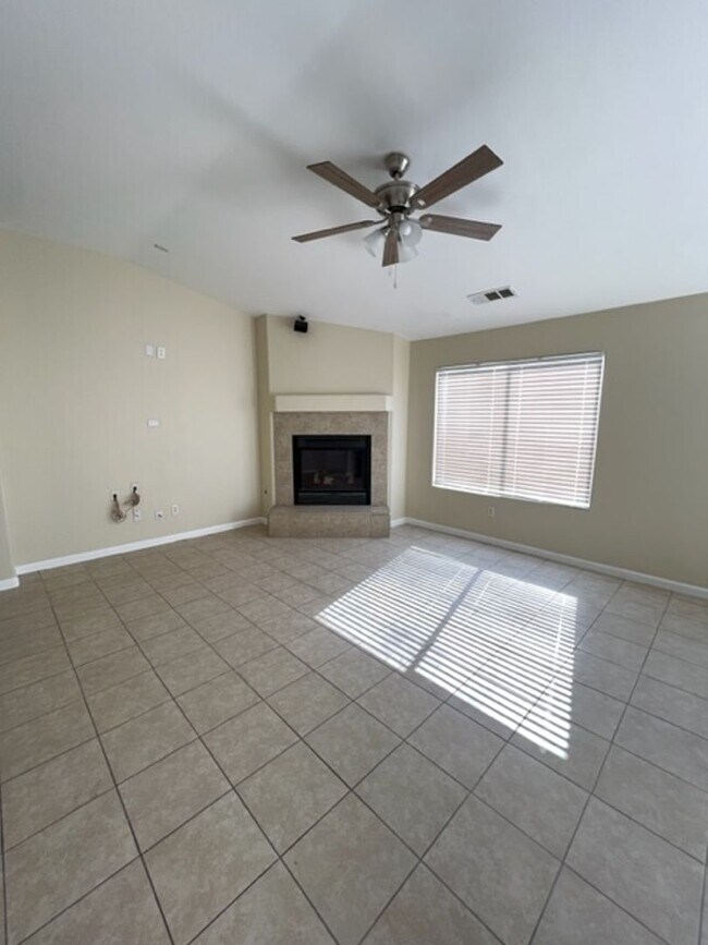 Foto del edificio - Southwest Bakersfield 4 Bedroom Home