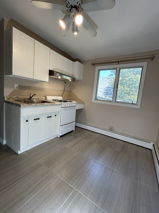 Cocina con otra vista. Piso de baldosas nuevo. - 1231 Raymond Ave