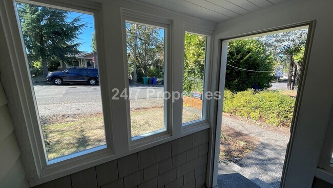 Foto del edificio - Nostalgic 2 BD | 2 BA House w/ Large Backyard - NE PDX