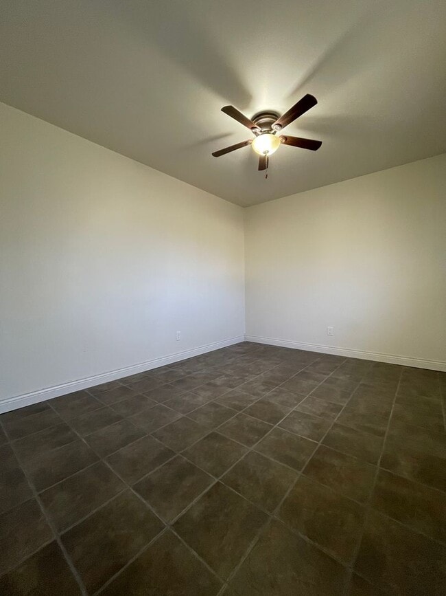 Building Photo - Large 2 bedroom 1 bath apartment