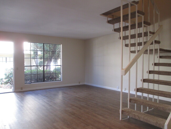 Building Photo - 3BR/1.5BA Townhome in Playmor La Jolla Com...