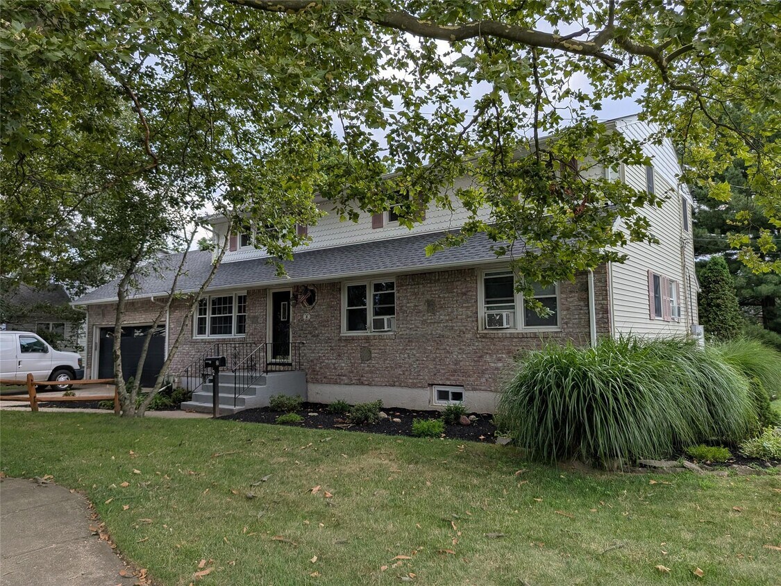 Primary Photo - 2 Laurelton St