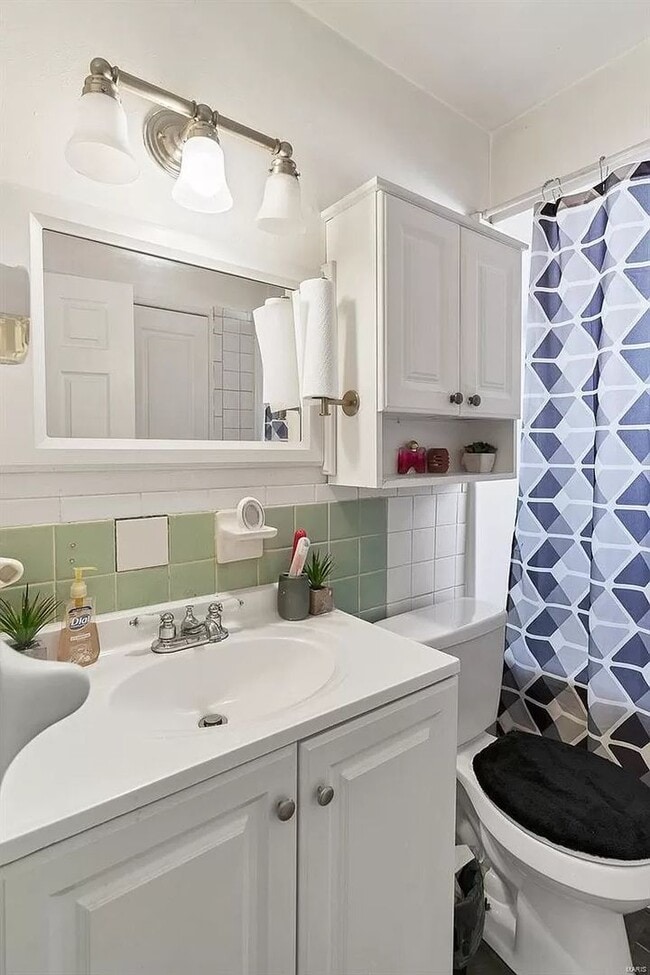 Building Photo - Available NOW! Beautiful/Unique 2 bed 1 ba...