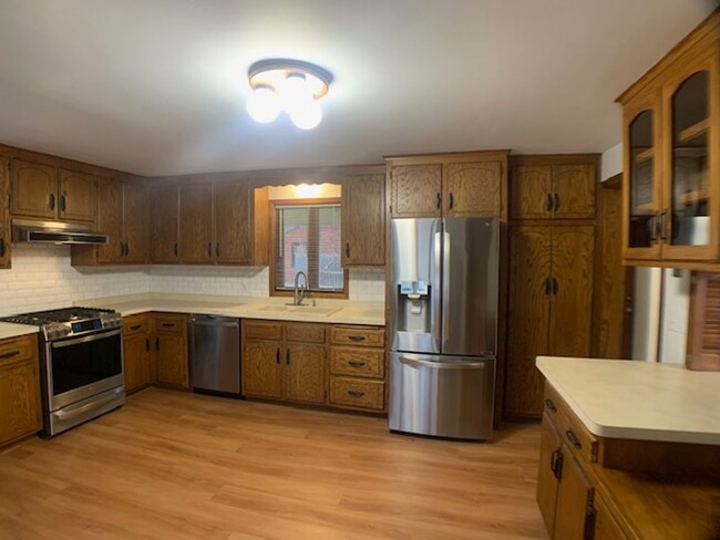 Building Photo - 3 BR/2 BA Single-Family Home With Lake Min...