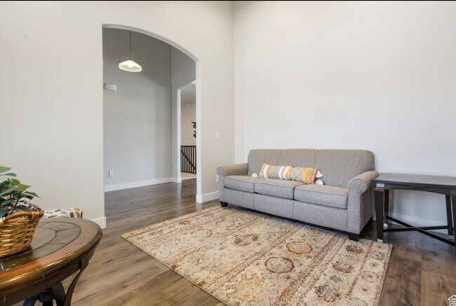 Foto del edificio - 457 N Woodland Rd