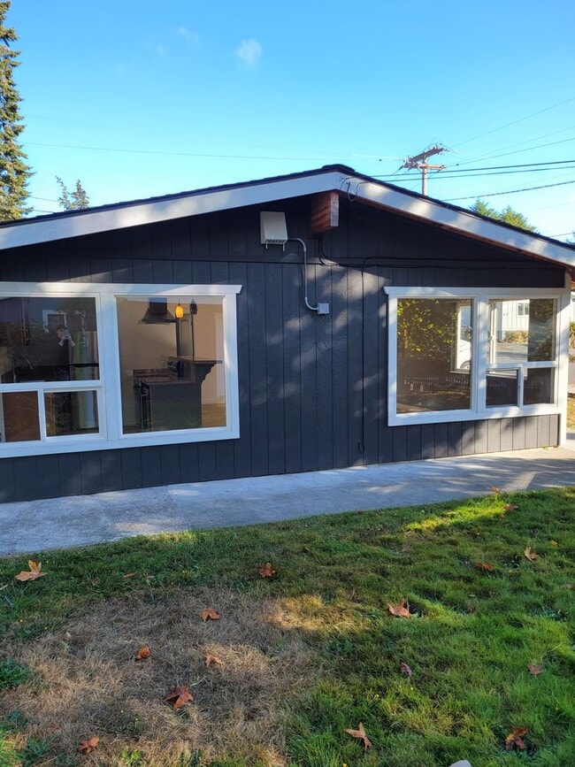 Building Photo - Suquamish Single level Updated with a stor...