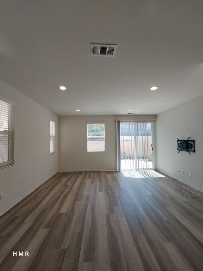 Building Photo - Charming 4 bed 2.5 bath in Anaheim! MUST S...