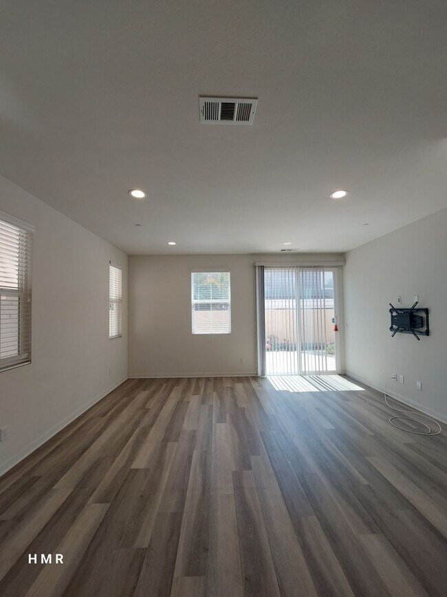 Foto del edificio - Charming 4 bed 2.5 bath in Anaheim! MUST S...