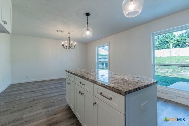 Building Photo - 4013 Valley View Dr