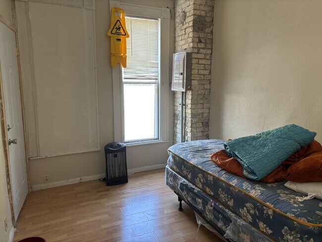 Building Photo - 3 bedroom 1 bath unit in South Minneapolis