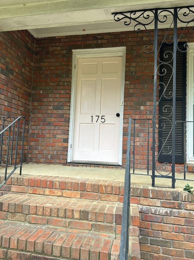 Foto del edificio - Large Home on the Eastside on a deadened street - Pre Lease