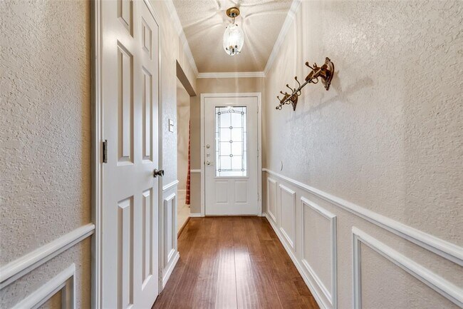 Foto del edificio - 7825 Silveridge Dr