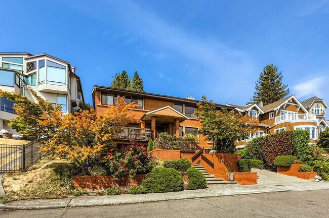 Building Photo - Laurelhurst View Home