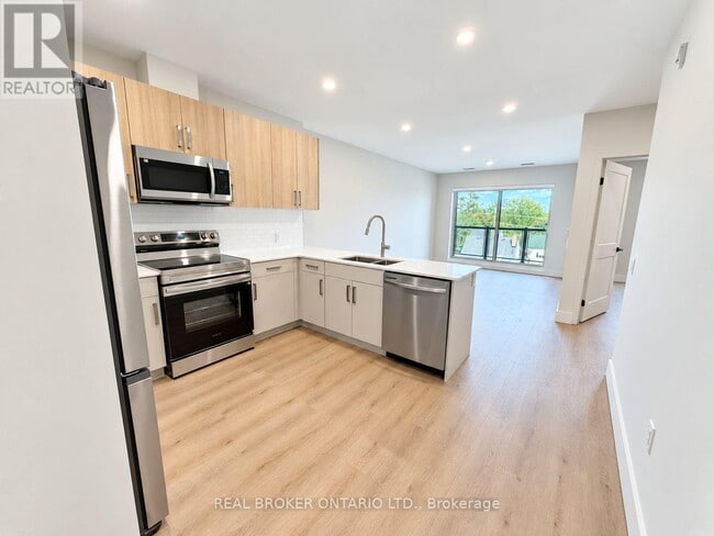 Building Photo - 405 - 8 HUTT LANE