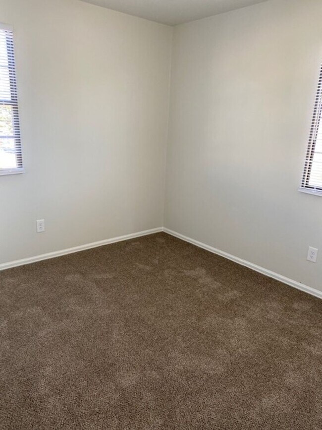 Foto del edificio - ALL PROSPECTIVE TENANTS MUST SUBMIT A $58 ...