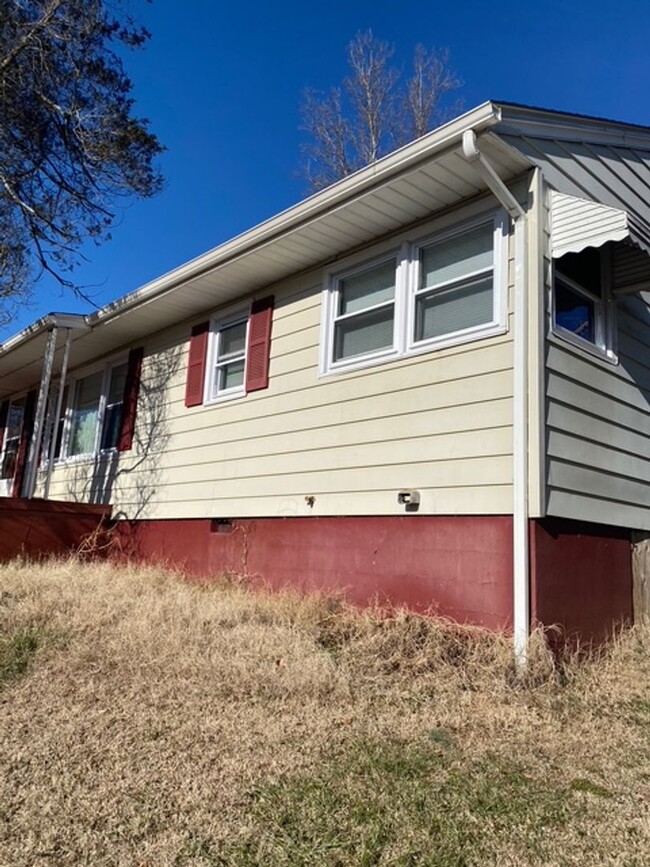 Building Photo - Charming Rental Rocky Mount