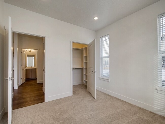 Dormitorio con vestidor - The Atlas Apartments