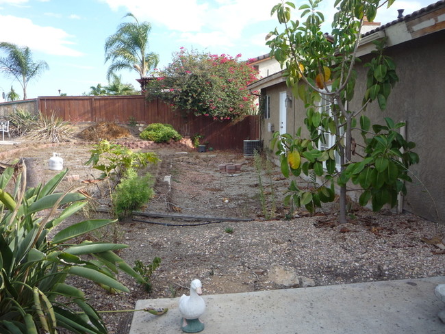 Building Photo - Spacious Split-Level Duplex Style Home