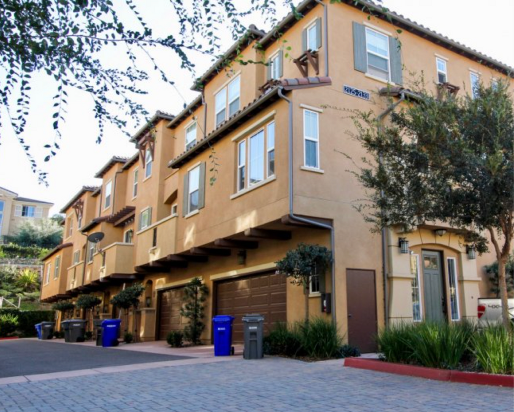 Foto principal - Charming 2-Bed / 2.5-Bath Townhouse in the...