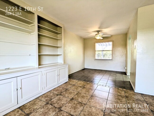 Building Photo - *****6-month lease***** Spacious 2 bed/1 b...