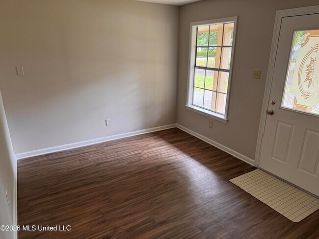 Foto del edificio - 6475 Forest Glen Dr