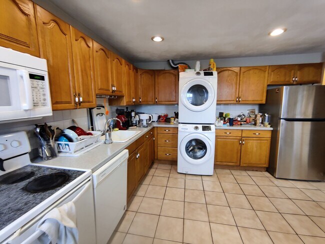 Building Photo - Central AC, Parking for Rent, Laundry on a...