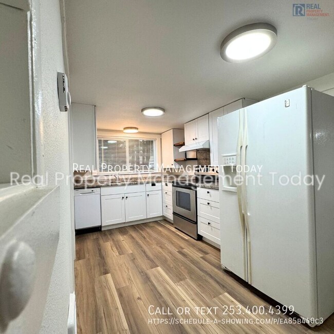 Foto del edificio - Beautiful remodeled 3 bed 1.5 bath with de...