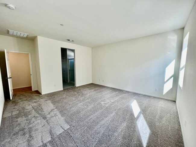Foto del edificio - Recently built SINGLE STORY 4 bed, 2 bath, plus office - Riverside